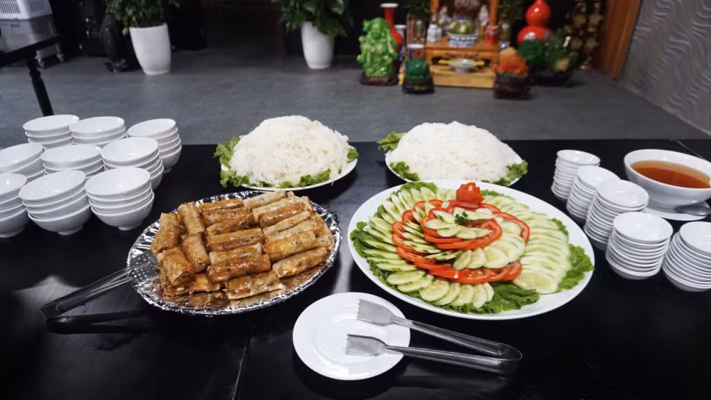 Ngoài những suất cơm, Nhà hàng Green còn có thêm các món bún, cháo miễn phí cho người dân. Hoạt động này sẽ được đơn vị thực hiện đến khi điện và nước được cấp ổn định cho nhân dân.