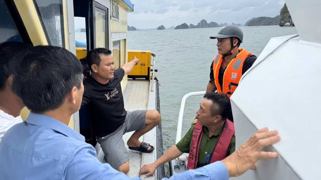 Các lực lượng và người nhà tổ chức tìm kiếm người mất tích