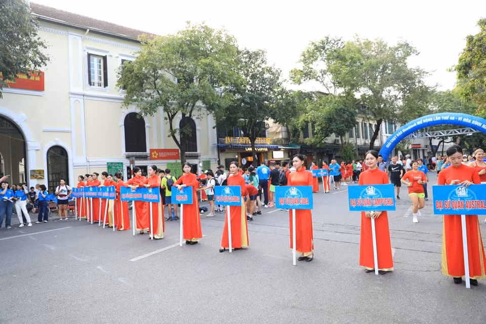 Các đoàn chuẩn bị lễ khai mạc chung kết giải chạy.