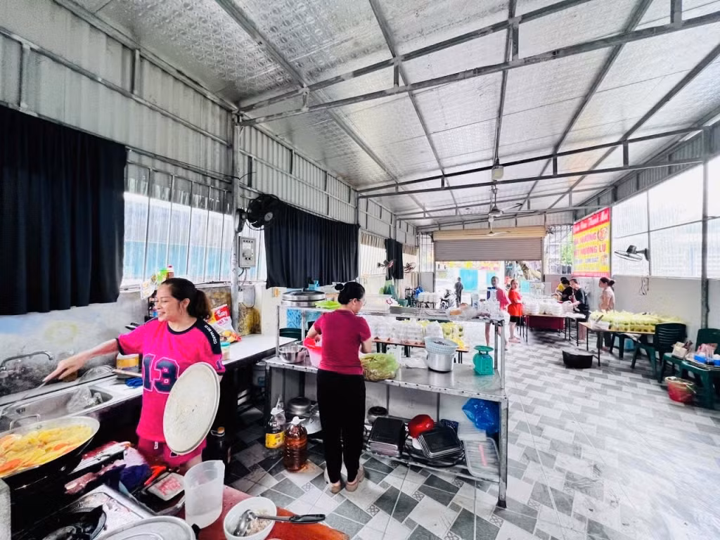 Người dân khu 4 phường Bắc Sơn nấu các suất cơm nóng hổi chuyển đến tay người dân khu 5, 6 bị lũ lụt trong cơn bão.