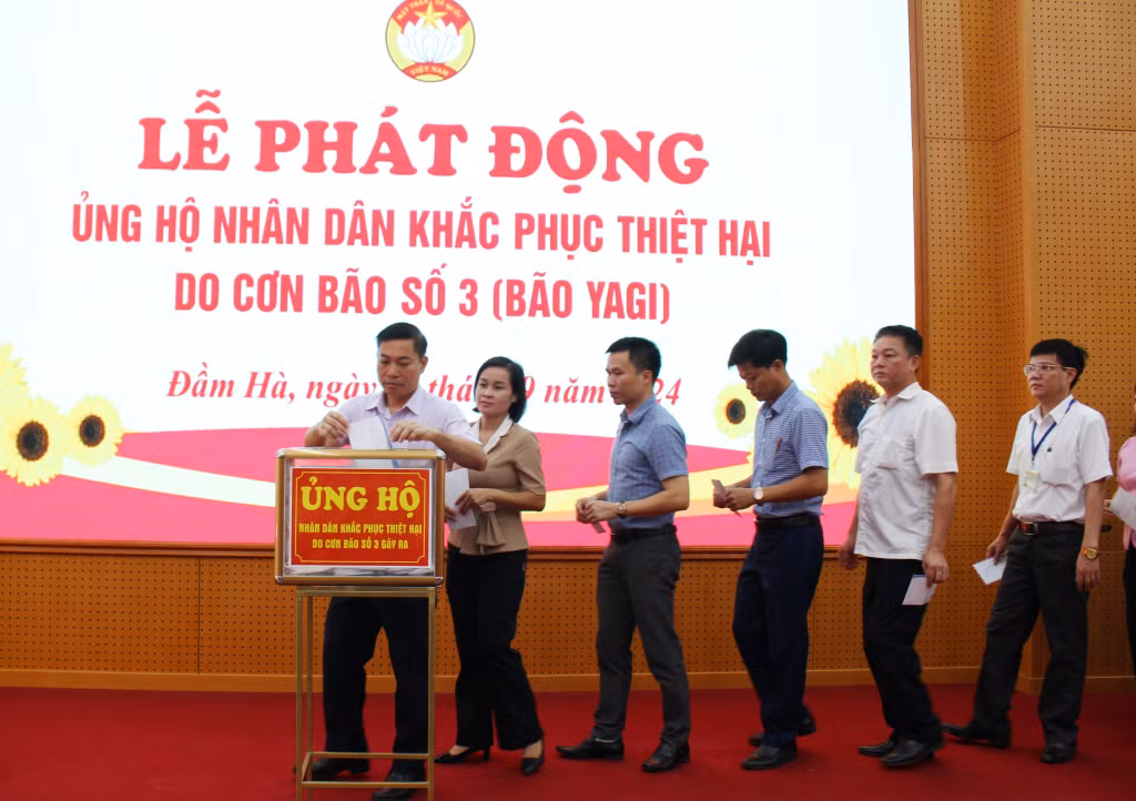 Các đại biểu tham gia ủng hộ nhân dân khắc phục thiệt hại do bão số 3.