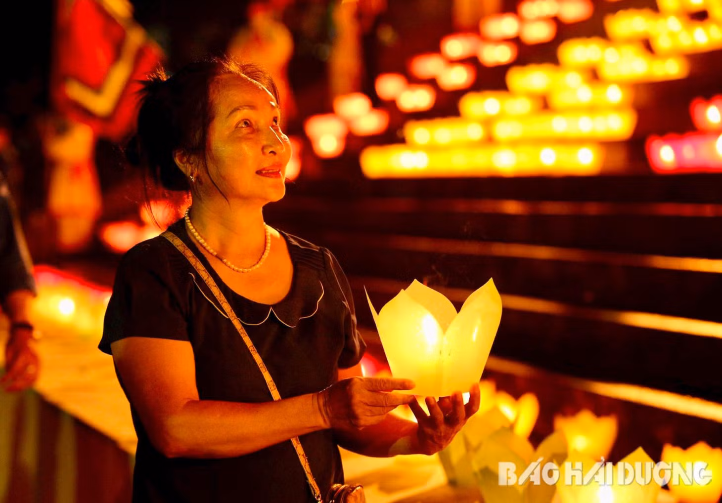 Bà Nguyễn Thị Liên ở Thanh Quang (Nam Sách) đến Kiếp Bạc từ sớm để dự Lễ cầu an và hội hoa đăng