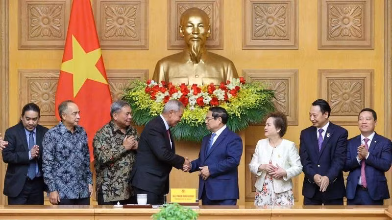 Thủ tướng Phạm Minh Chính và Đoàn các Chủ tịch Hội đồng Tư vấn kinh doanh ASEAN (ASEAN BAC) các nước do Chủ tịch ASEAN BAC năm 2024 Oudet Souvannavong dẫn đầu.