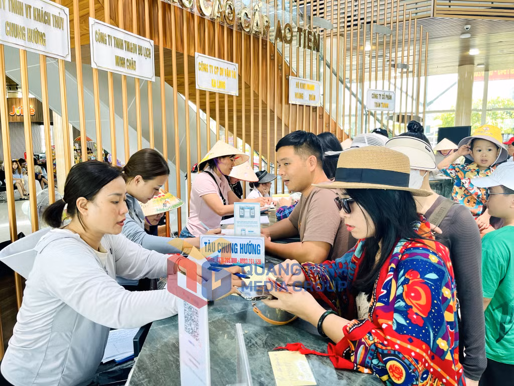 Du khách làm thủ tục mua vé ra các tuyến đảo tại Cảng cao cấp Ao Tiên (9-2024). Ảnh: Hoàng Nga