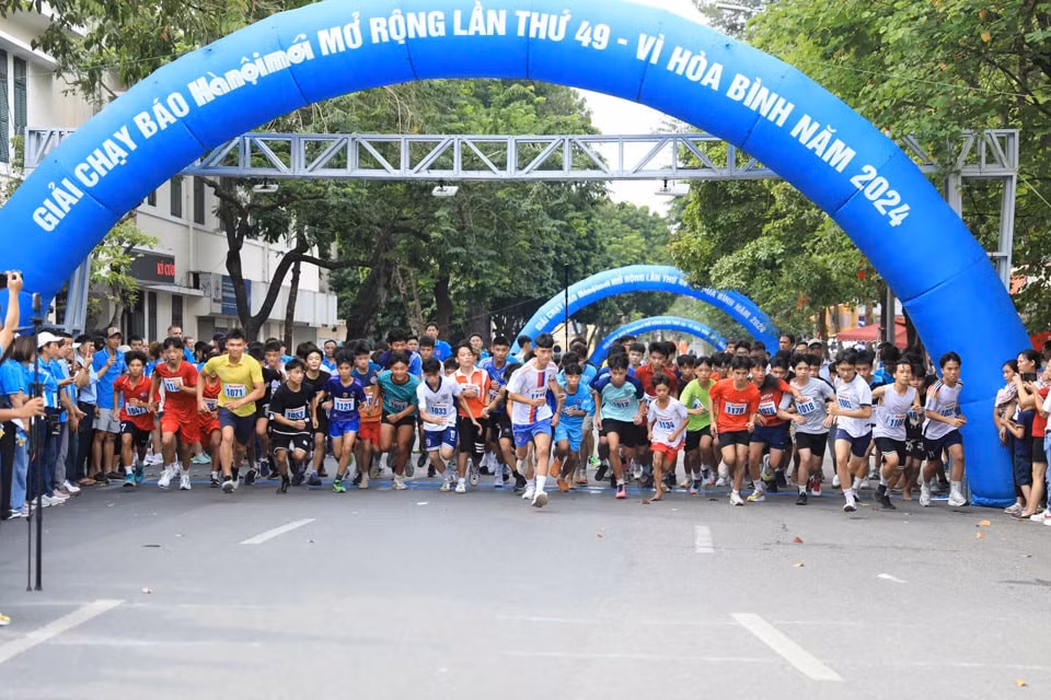 Mở đầu là nội dung chạy 1.750m nam THCS (1 vòng hồ)