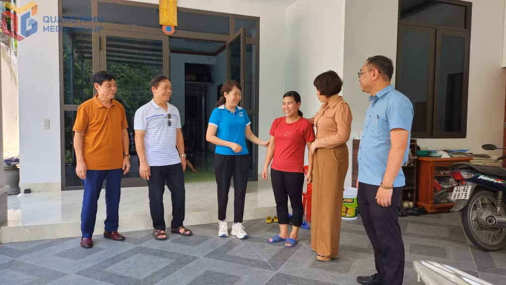 Cơ quan chức năng, đoàn thể của thành phố cẩm phả, phường cẩm trung, khu phố thăm hỏi, động viên người dân về nhà mới an cư, tăng gia sản xuất ổn định cuộc sống.