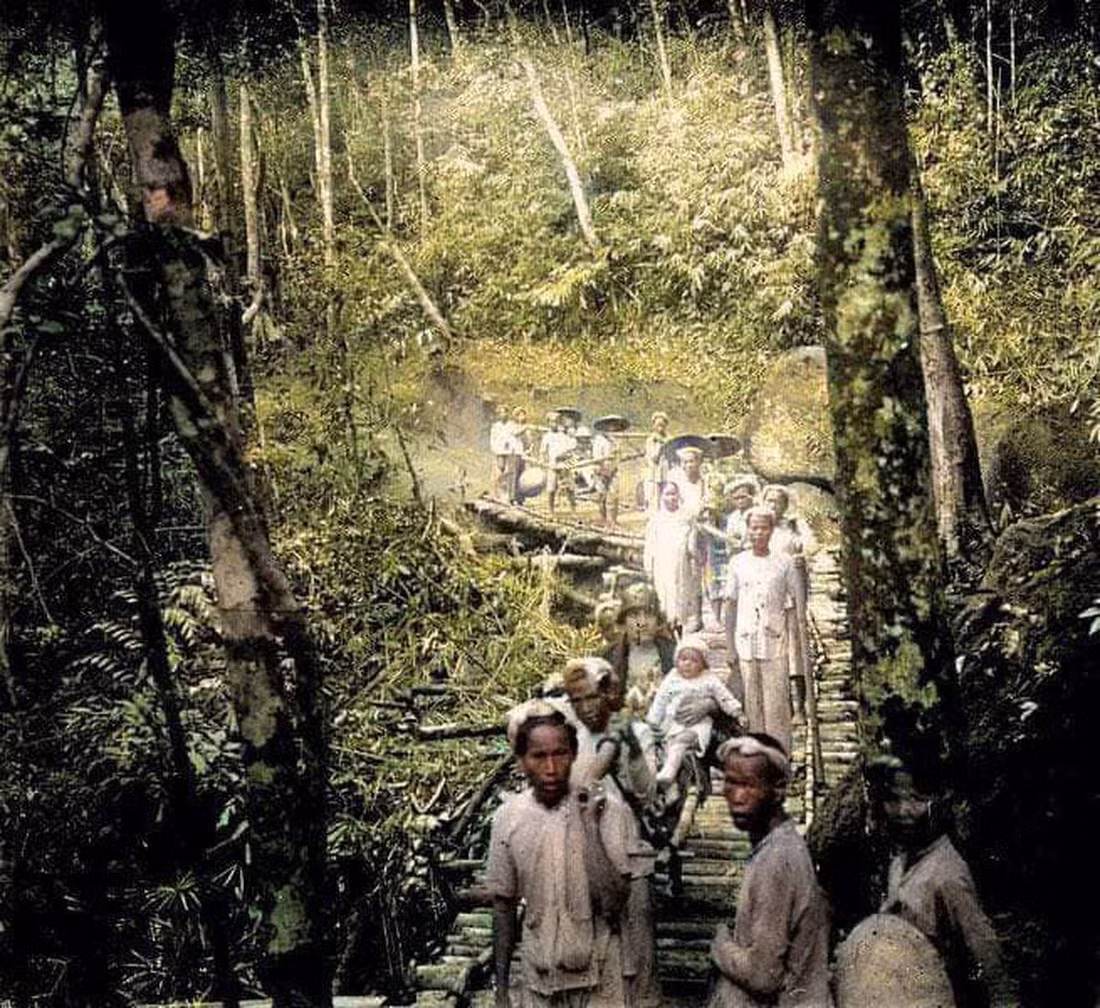 Sau khi xuống xe, tour du lịch thuê người khiêng ghế đưa khách lên đỉnh Bà Nà - Ảnh: Trong cuốn sách Những người bạn của cố đô Huế