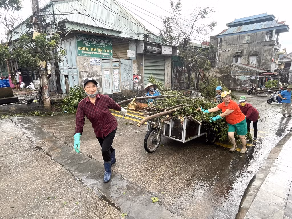Người dân phường Cẩm Sơn, TP Cẩm Phả chủ động dọn vệ sinh sau ảnh hưởng của bão số 3.