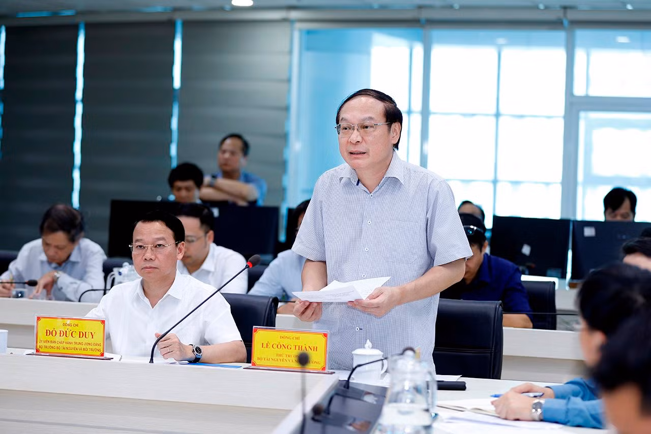 Thứ trưởng Bộ TN&amp;MT Lê Công Thành báo cáo tại cuộc họp