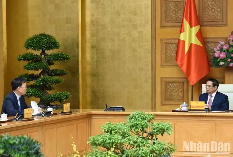 Thủ tướng Phạm Minh Chính trao đổi với Đại sứ Hàn Quốc tại Việt Nam Choi Young Sam (Ảnh: Trần Hải).