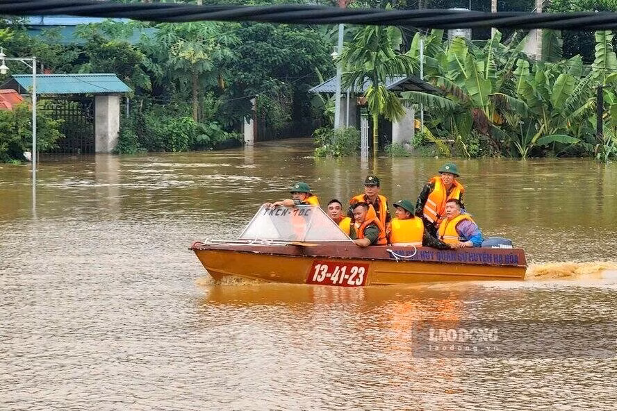 Đã có hơn 7.000 hộ dân ở Phú Thọ phải di dời tránh ngập lụt. Ảnh: Tô Công.