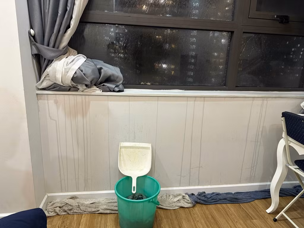 Người dân tại nhiều tòa chung cư chật vật tìm cách chống nước tràn vào nhà qua các khe cửa