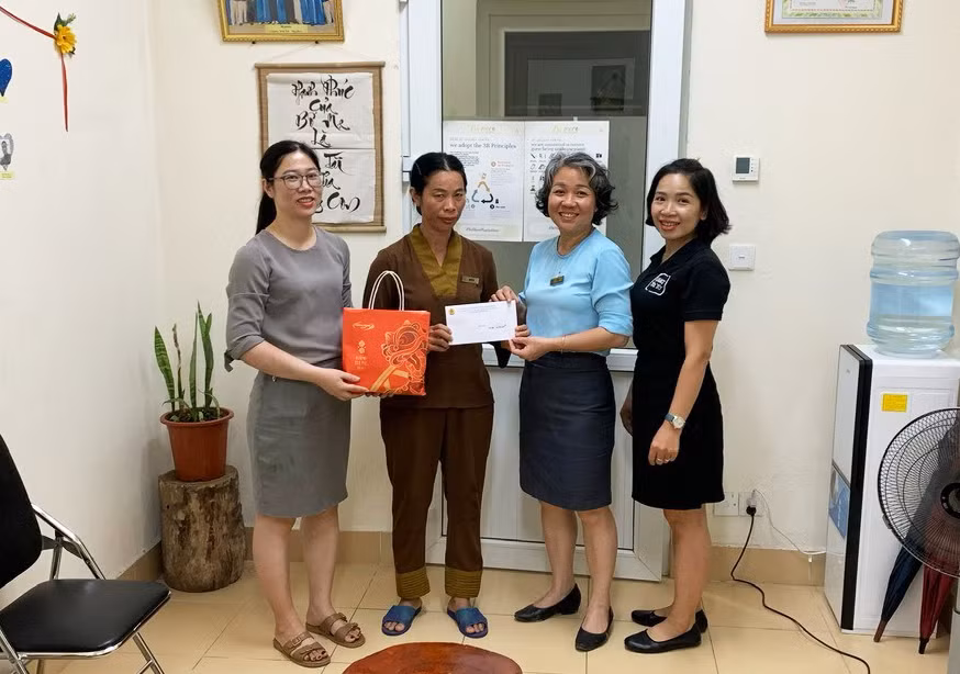 Cán bộ Công đoàn Công ty CP Phát triển Tùng Lâm tặng quà hỗ trợ đoàn viên công đoàn đơn vị bị thiệt hại do cơn bão số 3 gây ra.