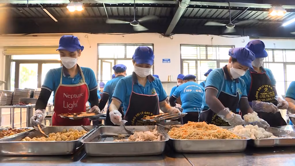 Chia suất ăn phục vụ bữa trưa cho học sinh tại Công ty CP thực phẩm Megatech
