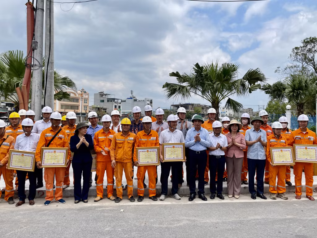 Đồng chí Vũ Văn Diện, Phó Chủ tịch Thường trực UBND tỉnh, trao Bằng khen của UBND tỉnh cho các tập thể, cá nhân đã có thành tích xuất sắc đột xuất trong công tác phối hợp, hỗ trợ khắc phục hậu quả sau bão số 3 trên địa bàn tỉnh tại phường Cao Xanh (TP Hạ Long).