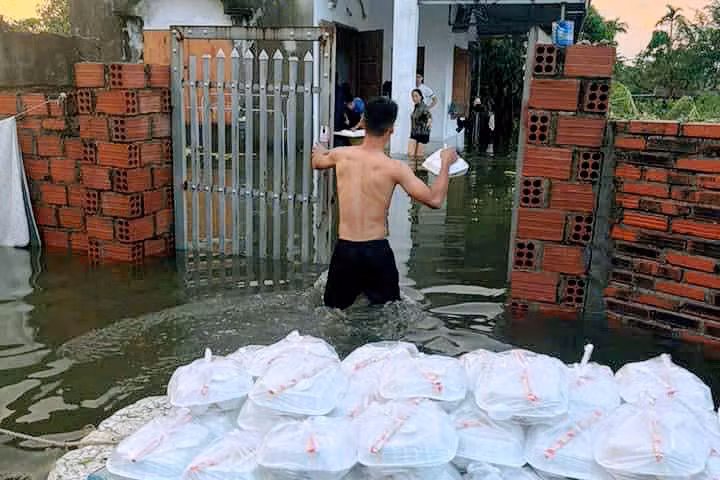 Đông Triều: Một cá nhân tặng hơn 2.000 suất ăn, hơn 1.000 thùng nước cho bà con bị ảnh hưởng bởi bão, lũ ảnh 3 Đông Triều: Một cá nhân tặng hơn 2.000 suất ăn, hơn 1.000 thùng nước cho bà con bị ảnh hưởng bởi bão, lũ ảnh 3