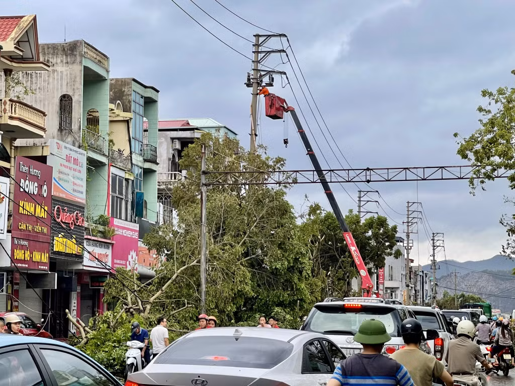 ...và khắc phục các sự cố điện trên địa bàn thành phố.