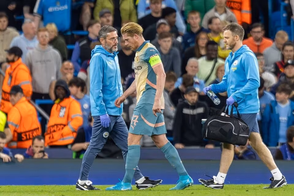De Bruyne dính chấn thương háng