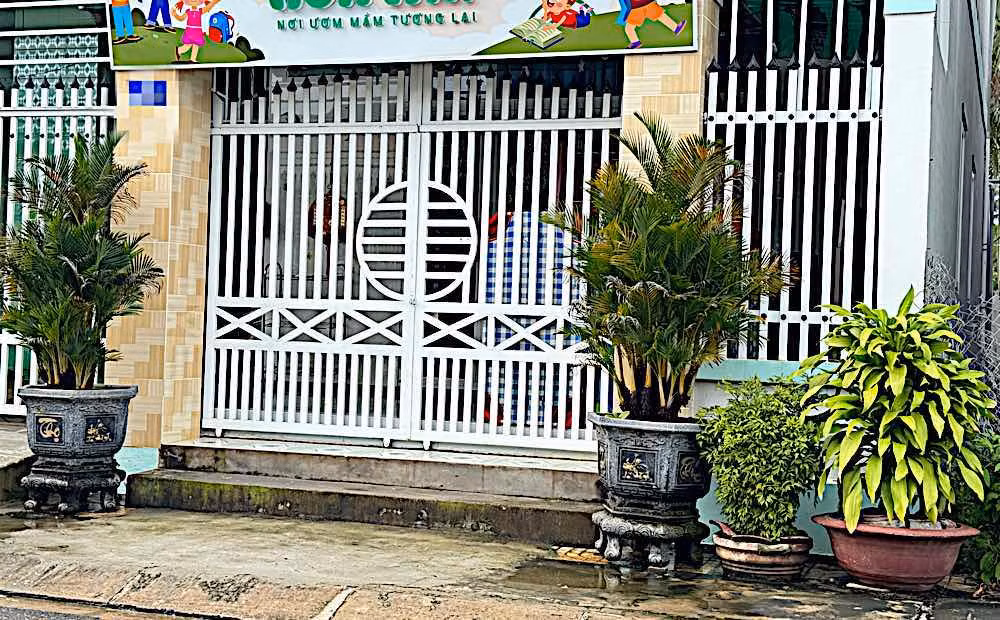 Nhà trẻ được cho là xảy ra đánh, đá trẻ nhỏ đóng cửa im lìm sáng 18.9. Ảnh: Phan Thành