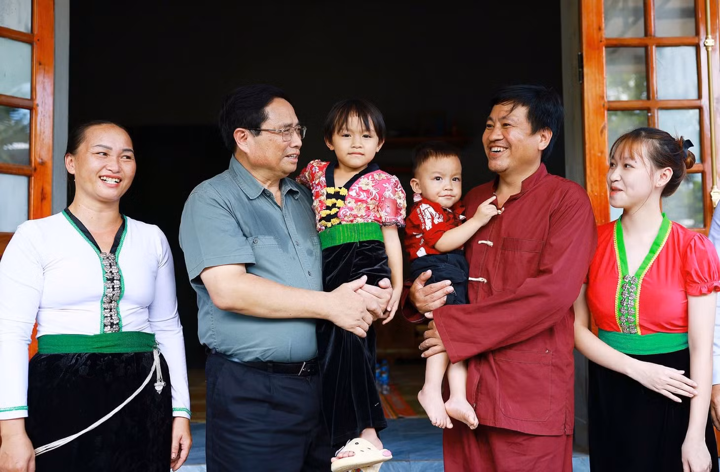 Thủ tướng Phạm Minh Chính thăm gia đình có nhà ở mới từ phong trào chung tay xóa nhà tạm, nhà dột nát. Ảnh: Dương Giang/TTXVN