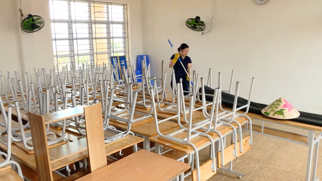 Giáo viên Trường THCS Kim Đồng (TP Hạ Long) dọn dẹp phòng học ngay sau bão tan để nhanh chóng đón học sinh trở lại trường.