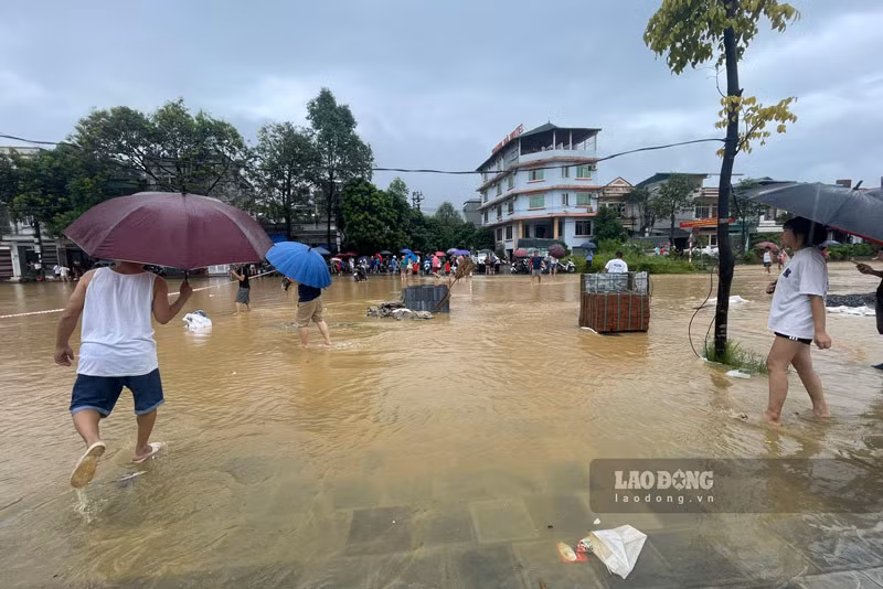 Lũ sông Hồng qua Lào Cai tiếp tục dâng cao vượt mức báo động 3 khiến nhiều nhà dân ngập nước. Ảnh: Đinh Đại