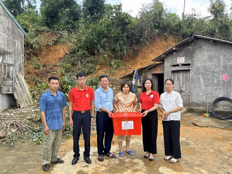 49 thùng hàng đã được chuyển đến các hộ gia đình bị thiệt hại do bão yagi gây ra.