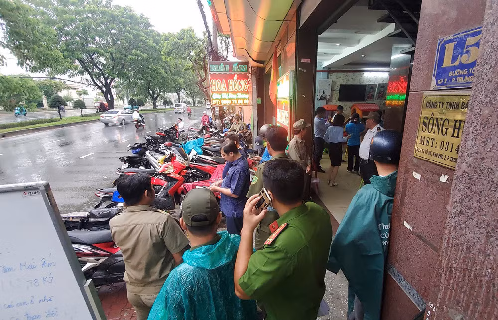 Công an kiểm tra mái ấm Hoa Hồng. Ảnh: NLĐ