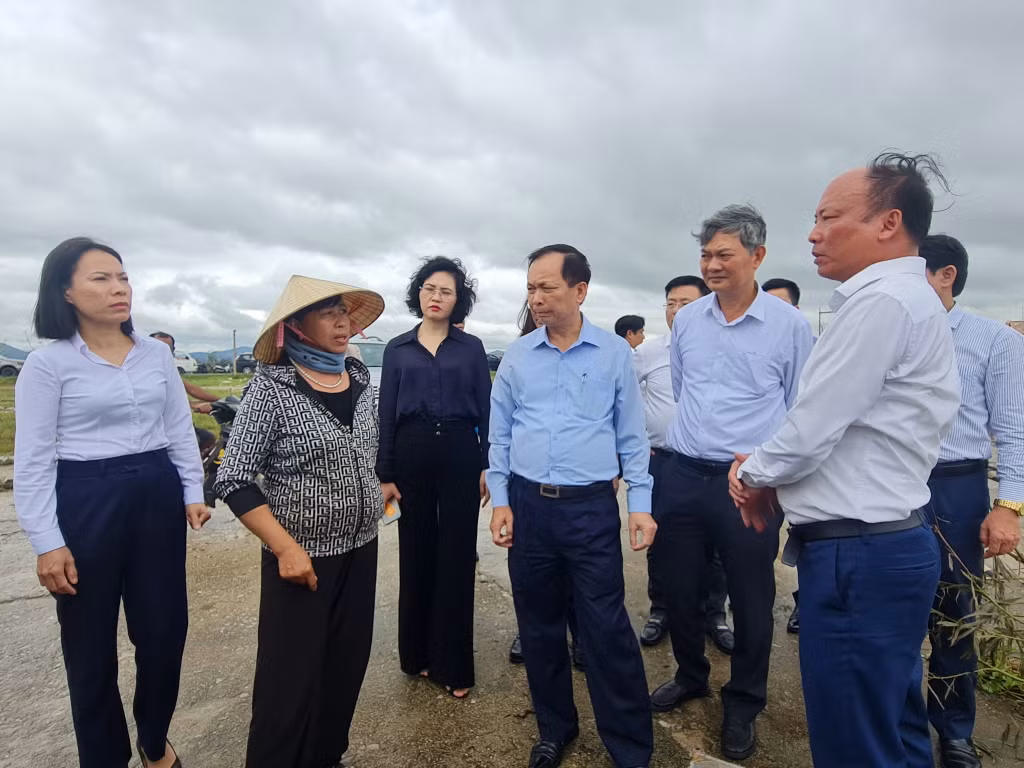Phó Thống đốc Thường trực NHNN Việt Nam Đào Minh Tú thăm hỏi gia đình người dân bị thiệt hại do bão ở phường Tân An (TX Quảng Yên). Ảnh: Thùy Dương (CTV)