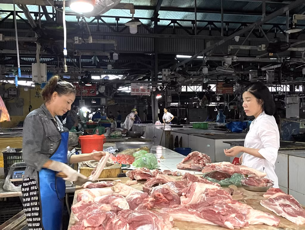 Thịt lợn được bán tại các chợ Hạ Long I phục vụ nhu cầu của người dân.