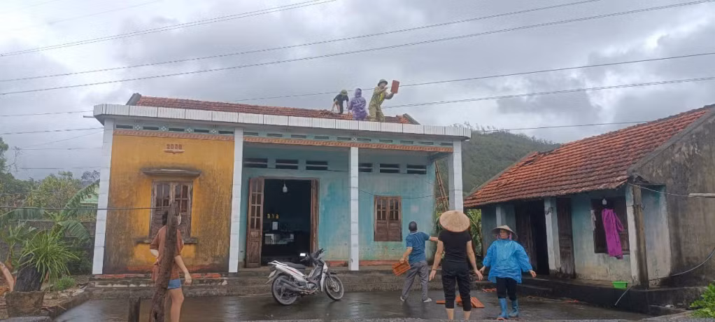 Sửa lại các mái nhà bị tốc ngói.