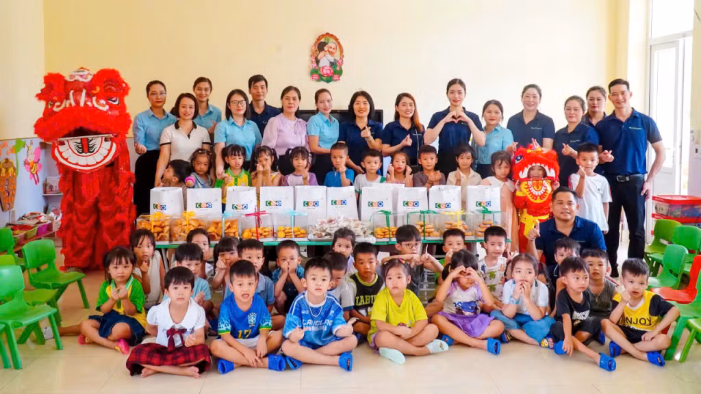 Cán bộ, nhân viên Công ty CP Đầu tư phát triển du lịch Vân Đồn, tặng bánh trung thu cho các cháu Trường Mầm non xã Hạ Long.