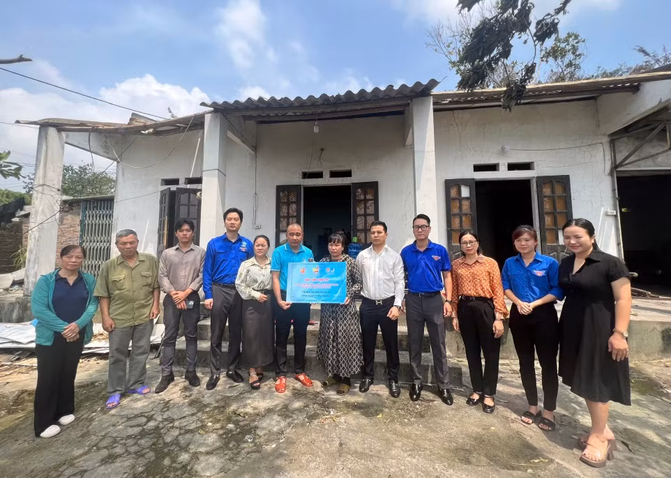 Hội Doanh nhân trẻ tỉnh trao tặng kinh phí hỗ trợ sửa chữa nhà cho hộ dân tại phường Cẩm Tây (TP Cẩm Phả) bị thiệt hại do bão. Ảnh: Đơn vị cung cấp