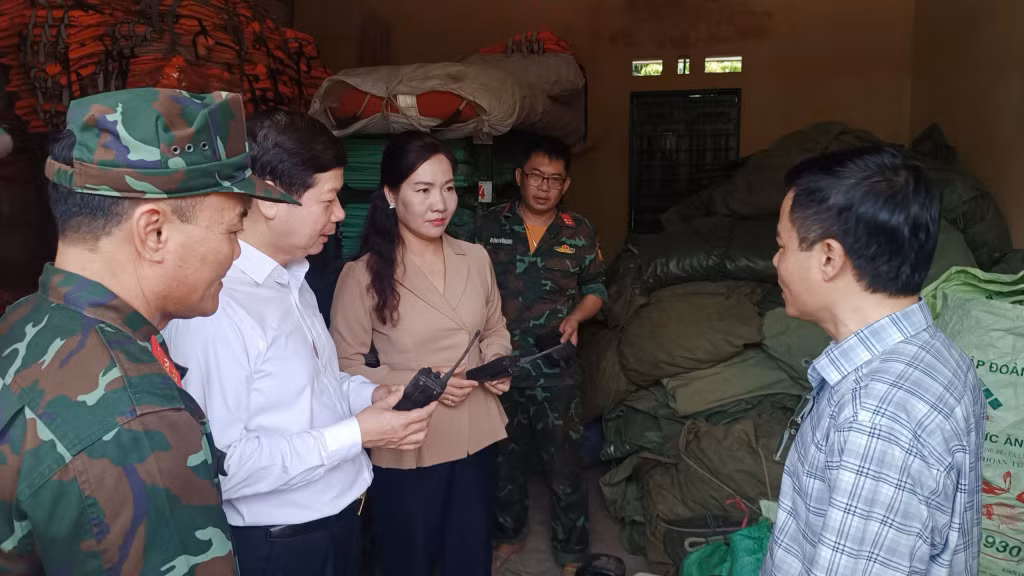 Đồng chí Phó Chủ tịch UBND tỉnh Nguyễn Thị Hạnh kiểm tra kho vật tư, trang thiết bị cứu hộ cứu nạn tại Ban CHQS huyện Ba Chẽ.