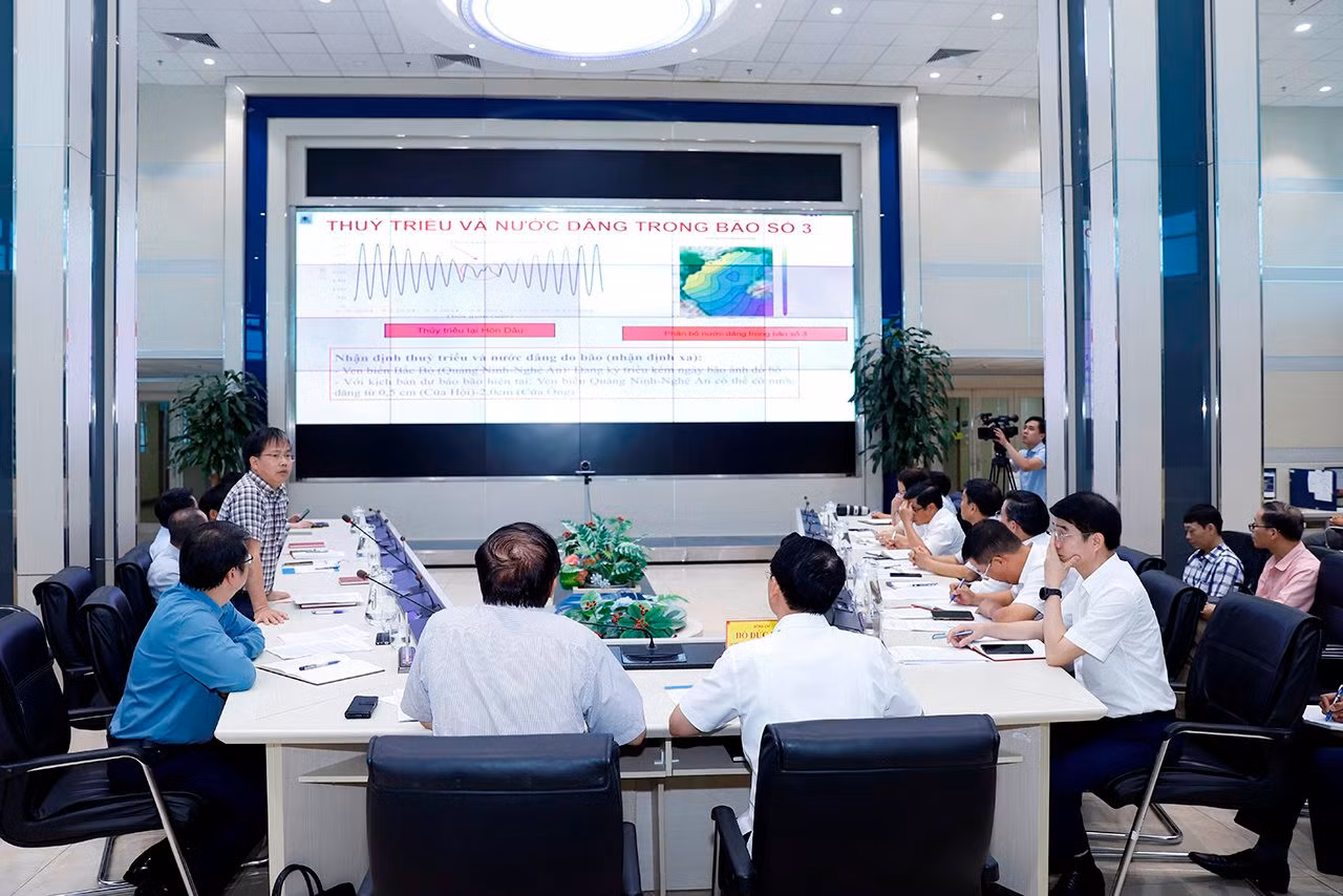 Ông Mai Văn Khiêm, Giám đốc Trung tâm Dự báo Khí tượng thủy văn Quốc gia báo cáo tình hình về cơn bão số 3