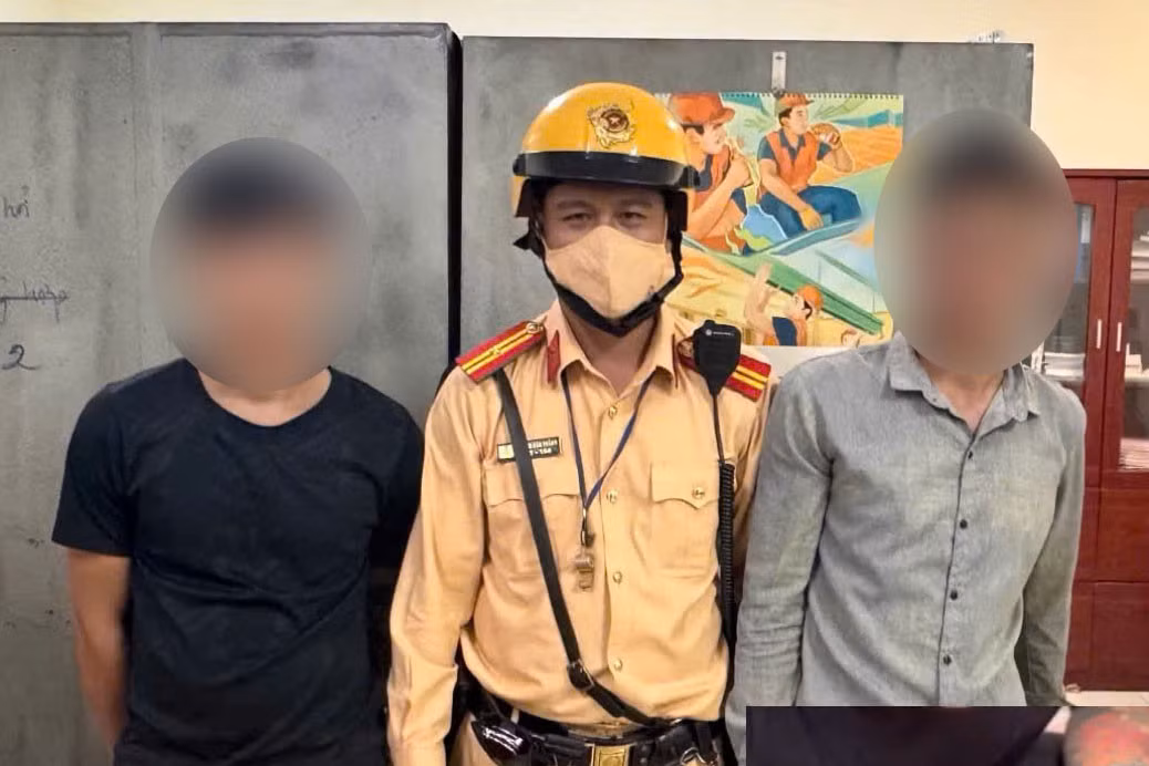 2 đối tượng được bàn giao cho công an phường sở tại để tiếp tục điều tra làm rõ hành vi. Ảnh: Công an cung cấp
