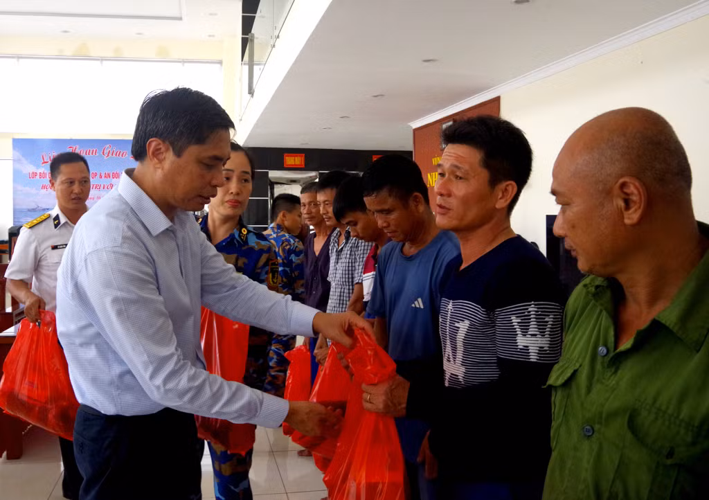 Đồng chí Vũ Văn Diện, Phó Chủ tịch Thường trực UBND tỉnh, tặng quà cho các nạn nhân.