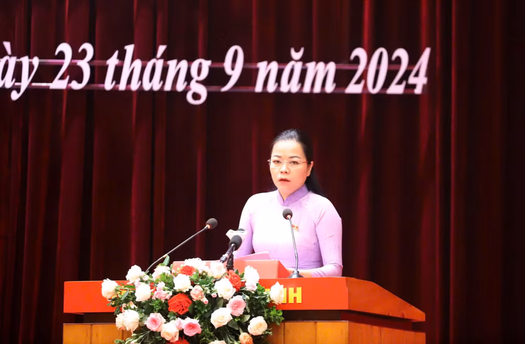 Đồng chí Vũ Thị Diệu Linh, Trưởng Ban Văn hóa - Xã hội HĐND tỉnh trình bày các báo cáo thẩm tra.