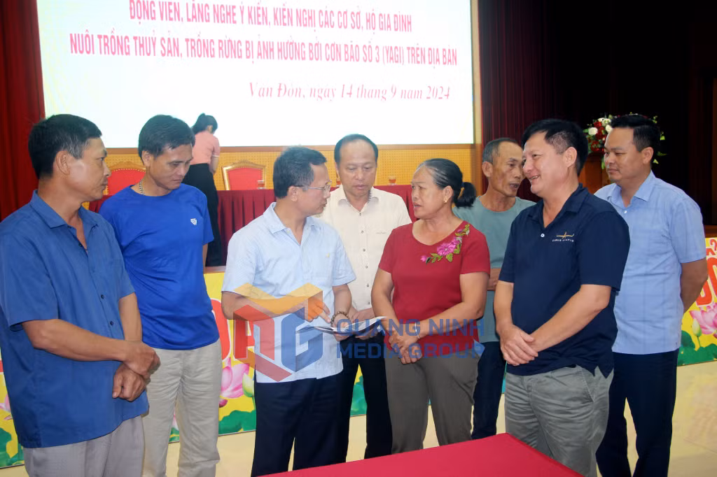 Đồng chí Cao Tường Huy, Chủ tịch UBND tỉnh, trao đổi với các cơ sở, hộ NTTS và trồng rừng trên địa bàn huyện Vân Đồn. Ảnh: Mạnh Trường