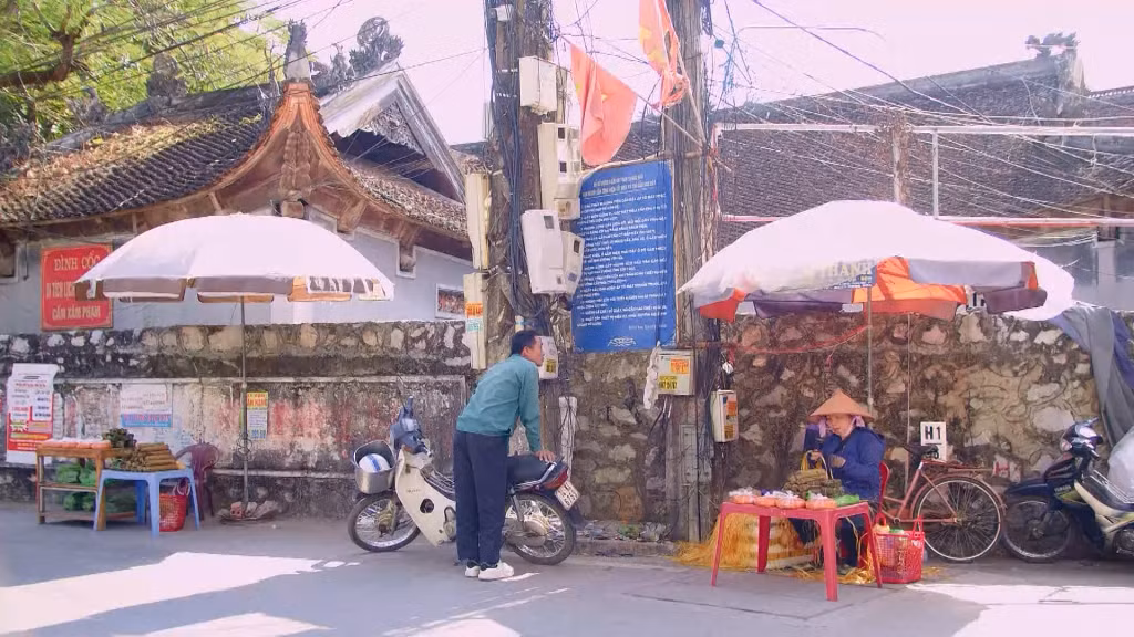 Người dân vẫn duy trì vài sạp hàng nhỏ phía sau đình Cốc, gợi nhớ cảnh nhộn nhịp của làng phố Cốc, chợ Cốc khi xưa.