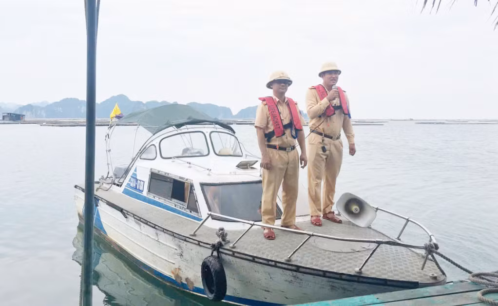 Lực lượng chức năng của thị xã kêu gọi, thông tin đến các chủ tàu nhanh chóng di chuyển về nơi tránh trú an toàn.