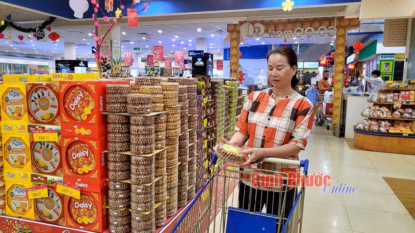Khách hàng tìm hiểu kỹ thương hiệu hạt điều trước khi quyết định mua sản phẩm tại Siêu thị Co.opmart Đồng Xoài