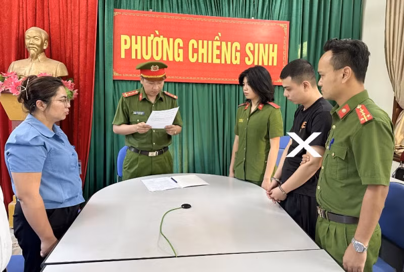 Cơ quan CSĐT Công an tỉnh Sơn La ra lệnh giữ, bắt người bị giữ trong trường hợp khẩn cấp về hành vi “Lừa đảo chiếm đoạt tài sản” đối với Lê Tuấn Dũng (áo đen, bên phải).