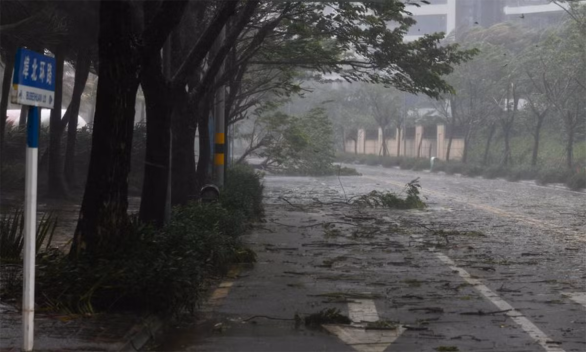 Cơn bão đã mạnh lên gấp đôi kể từ khi đổ bộ vào miền bắc Philippines hồi đầu tuần và khiến 16 người thiệt mạng.