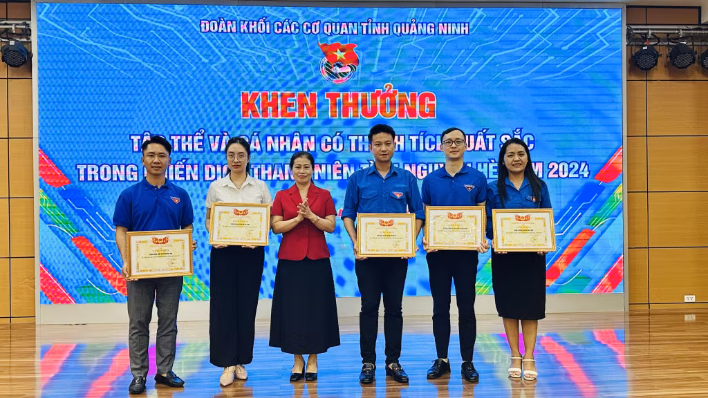 Đoàn Khối khen thưởng các Tập thể có thành tích xuất sắc trong Chiến dịch.