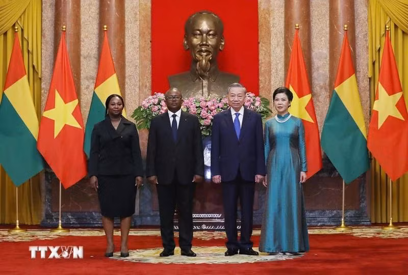 Tổng Bí thư, Chủ tịch nước Tô Lâm và Phu nhân cùng Tổng thống Guinea-Bissau Umaro Sissoco Embaló và Phu nhân chụp ảnh chung. (Ảnh: Lâm Khánh/TTXVN)