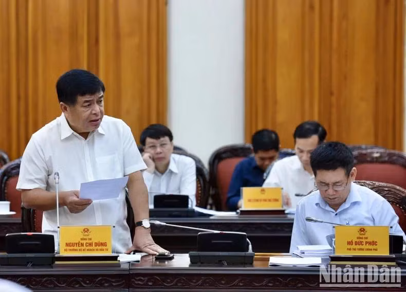 Bộ trưởng Kế hoạch và Đầu tư Nguyễn Chí Dũng báo cáo tại Phiên họp. (Ảnh: Thanh Giang)