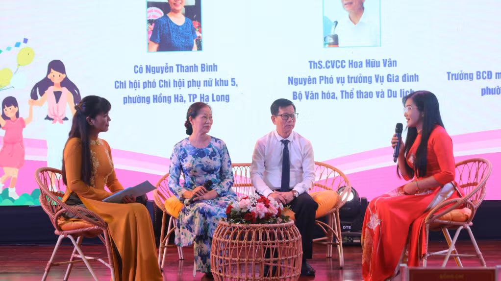 Các đại biểu khách mời người cao tuổi tham gia chia sẻ ý kiến, kinh nghiệm tại tọa đàm "Gia đình hạnh phúc thời đại 4.0" do Sở VH&amp;TT phối hợp tổ chức tháng 6/2024.