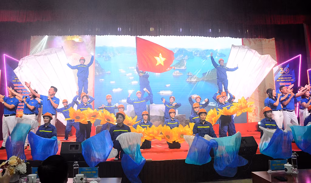 Các tiết mục được đầu tư hoành tráng với sự tham gia của đông đảo diễn viên không chuyên.