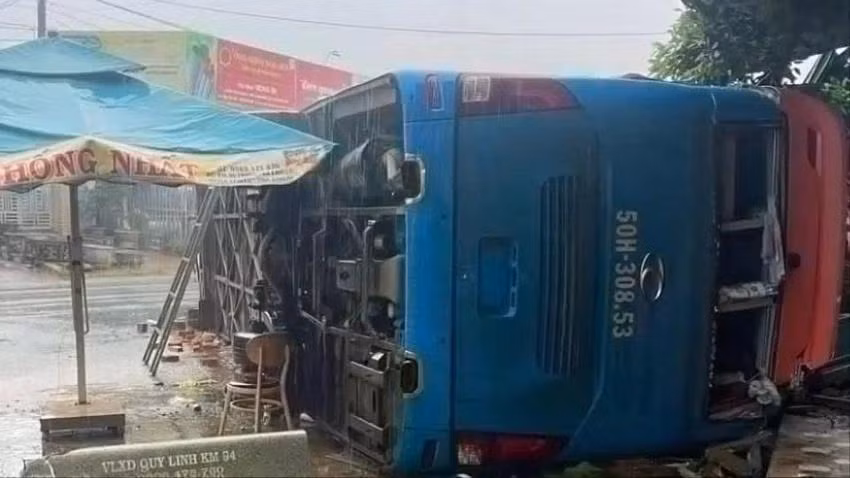 Vụ lật xe khách làm 4 người tử vong. Ảnh: T.H